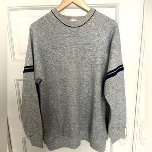 🧣Cozy vintage, heather grey sweater with blue piping detailing.